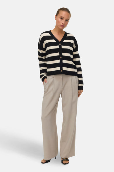 Veelkleurig vest van VERO MODA, met een gestreept ontwerp en gedragen met een crèmekleurige pantalon en sandalen.
