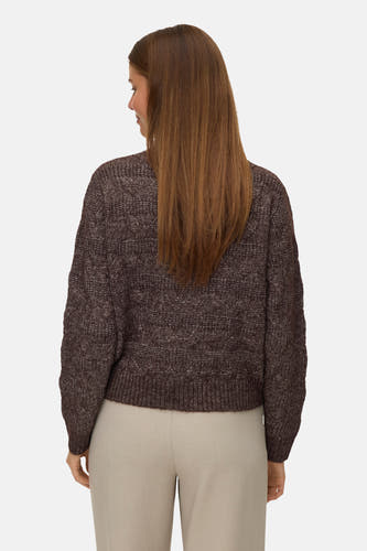 Manteau coltrui de VERO MODA®, avec un fin motif en côtes et des manches longues, vu par derrière.