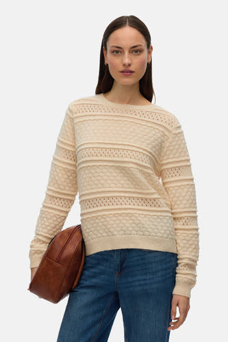 Gilet beige avec col rond de VERO MODA, doté de jolis motifs à bretelles et porté avec des jeans bleus et un sac marron.