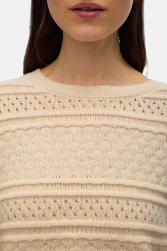 Gilet beige avec col rond de VERO MODA, avec des motifs ajourés sur la poitrine et les manches.