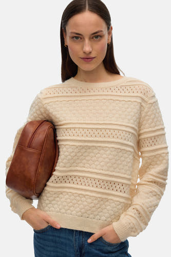 Gilet beige avec col rond de VERO MODA, motif tricoté détaillé et une poche brune.