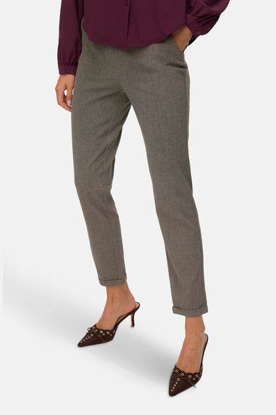 Bruine broek van VERO MODA, met een subtiele textuur en opgerolde broekspijpen, gecombineerd met bruine muiltjes en een bordeauxrode blouse.
