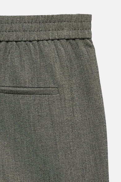 Bruine broek van VERO MODA® met een elastische tailleband en een subtiele textuur.