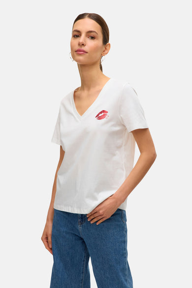 Wit T-shirt met korte mouwen van VERO MODA®, met rode kusafdruk en gedragen met blauwe jeans.