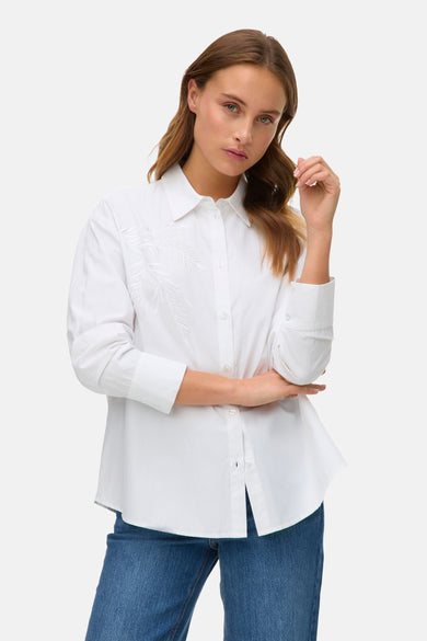 Wit overhemd met lange mouwen van VERO MODA®, met subtiel geborduurd bladerpatroon.