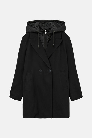 Zwarte korte jas van Vero Moda, met capuchon en dubbele knoopsluiting.