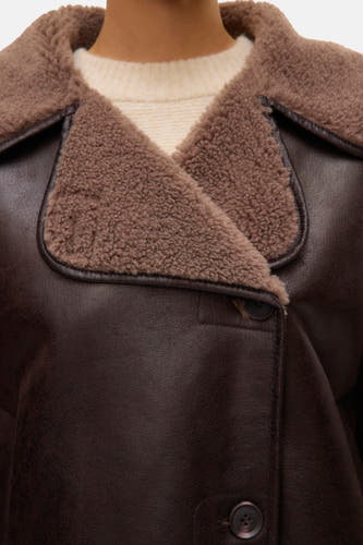 Bruine korte jas van VERO MODA, met een kraag van teddy stof en knoopsluiting.
