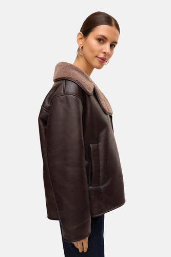 Bruine korte jas van VERO MODA®, met teddy kraag, lange mouwen en een rechte pasvorm.
