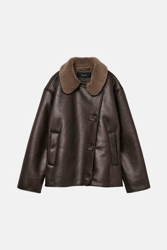 Bruine jas van Vero Moda met teddy kraag en knoopsluiting.
