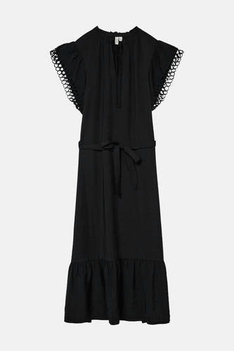 Zwarte mouwloze jurk van Vero Moda met opengewerkte details bij de mouwen en een ceintuur.
