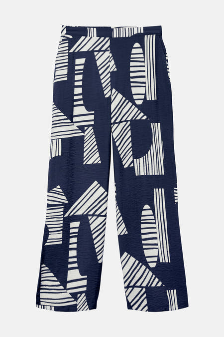 Blauwe broek van VERO MODA met abstracte witte strepen en een kreukelige textuur.