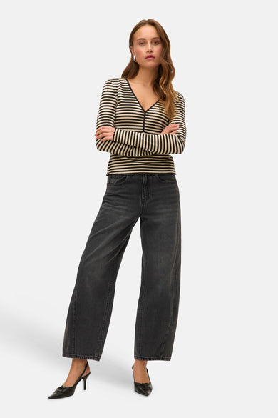 Multicolor T-shirt met lange mouwen van VERO MODA®, met horizontale strepen en V-hals.