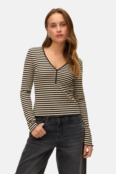 Multikleurig T-shirt met lange mouwen van Vero Moda, met horizontale strepen en V-hals.