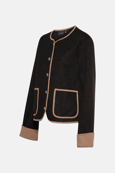 Zwarte korte jas van Vero Moda, met goudkleurige knopen en bruine accenten op de zakken en mouwen.