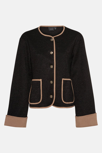 Zwarte korte jas van VERO MODA met lange mouwen en beige accenten op de zakken en knopen.
