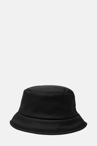 Zwarte hoed van VERO MODA, effen en glad, met brede rand, op een lichte achtergrond.
