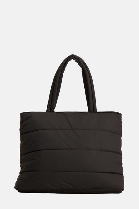 Zwarte schoudertas van Vero Moda, met gewatteerd ontwerp en twee handvatten.
