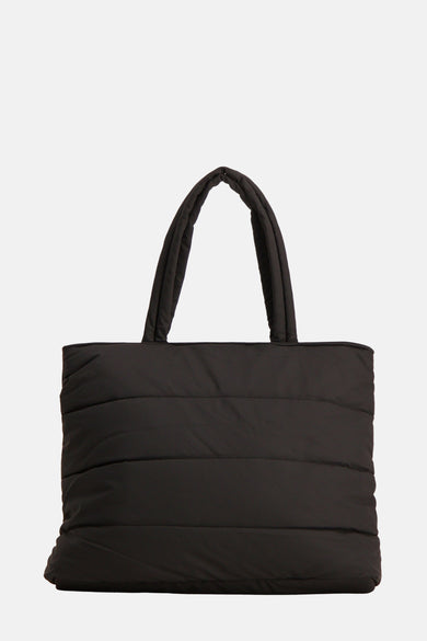 Zwarte schoudertas van Vero Moda, met gewatteerd ontwerp en twee handvatten.
