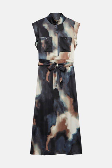 Jupe multicolore à longues manches de VERO MODA, avec un motif flou et abstrait et une ceinture.