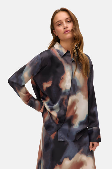 Multikleurig overhemd met lange mouwen van VERO MODA, met een abstract aquarelpatroon en een klassieke kraag.
