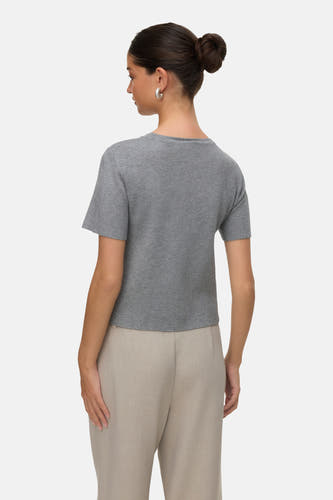 Sweat-shirt gris de VERO MODA, vu de derrière, avec un pantalon beige et des boucles d'oreilles argentées.