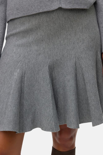 Grijze korte rok van VERO MODA, met uitlopende zoom en een effen gebreide textuur.