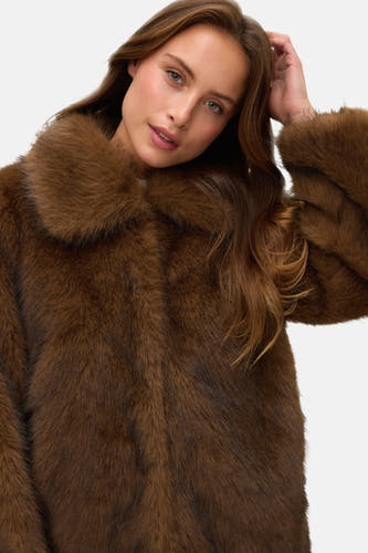 Bruine korte jas van VERO MODA met een zachte vachttextuur en een losse pasvorm.