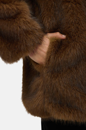 Bruine korte jas van VERO MODA, met een hand in de zak, en een zachte textuur.

