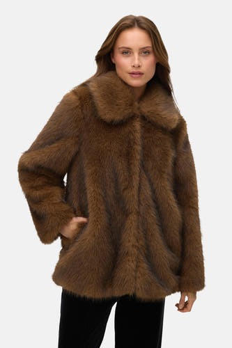 Bruine korte jas van VERO MODA®, met een zachte textuur en een kraag, gedragen met een zwarte broek.
