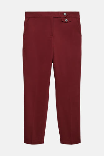 Rode broek van VERO MODA® met knoopdetail op de tailleband, effen patroon.