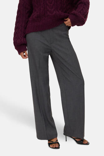 Pantalon gris de VERO MODA®, associé à un pull tricoté et des sandales noires à talon.