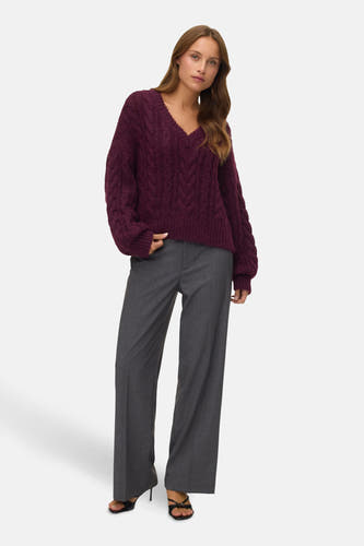Pantalon gris de VERO MODA, porté avec une chemise brodée bordeaux et des baskets noires.