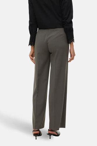 Grijze broek van VERO MODA, met rechte pijpen en zichtbare stiksels aan de achterkant.
