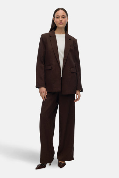 Bruine blazer van VERO MODA®, met lange mouwen en een losse pasvorm, gedragen met een wit shirt en wijde broek.