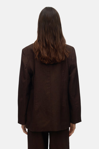 Rugzak met bruine broek en jas.