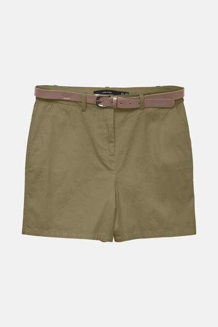 Groene short van VERO MODA, met een bruine riem.
