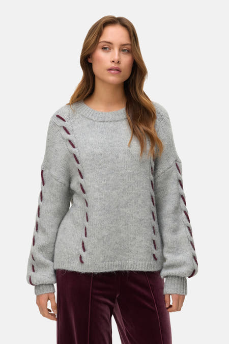 Grijze trui met ronde hals van Vero Moda, met decoratieve stiksels langs de mouwen en zijkanten.