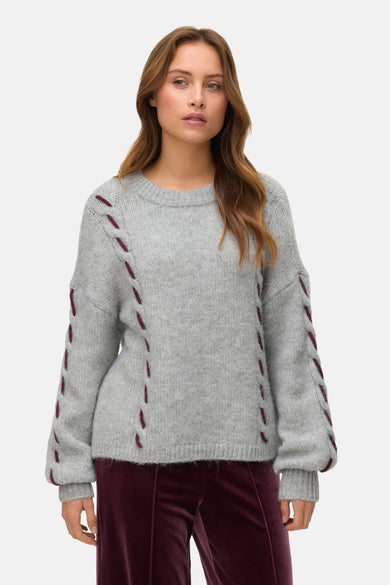Sweat-shirt gris avec col rond de Vero Moda, doté de points décoratifs le long des manches et des côtés.