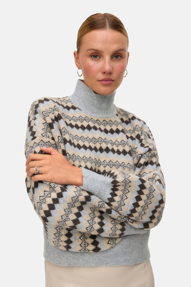 Gilet multicolore de VERO MODA, avec motif géométrique et anneau à la main.