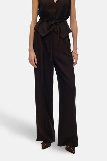 Bruine broek van VERO MODA, met wijde pijpen en een hoge tailleband, gedragen met bruine schoenen.
