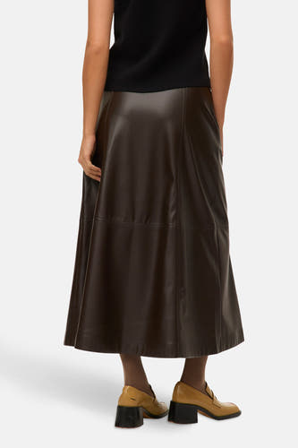 Bruine lange rok van VERO MODA, met verticale stiknaden en gecombineerd met beige schoenen en bruine sokken.
