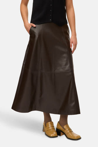 Bruine lange rok van VERO MODA, met verticale stiknaden en gedragen met bruine panty en goudkleurige schoenen.

