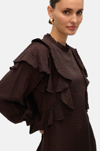 Bruine jurk met lange mouwen van VERO MODA, met ruches en een glanzende textuur.