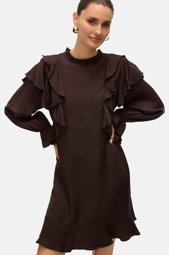 Bruine jurk met lange mouwen van VERO MODA, met ruches details en een subtiele textuur.