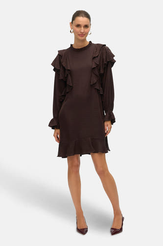 Bruine jurk met lange mouwen van VERO MODA, met ruches en pumps.