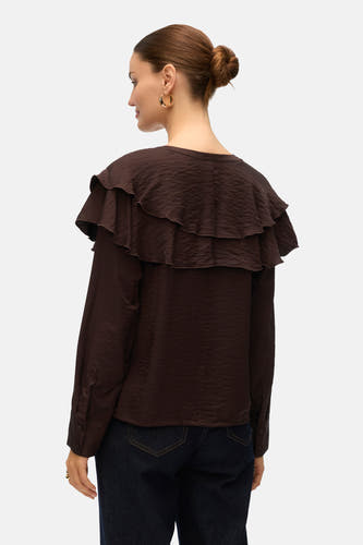Chemise brune à longues manches de VERO MODA, avec des doubles fronces sur les épaules, en position arrière.
