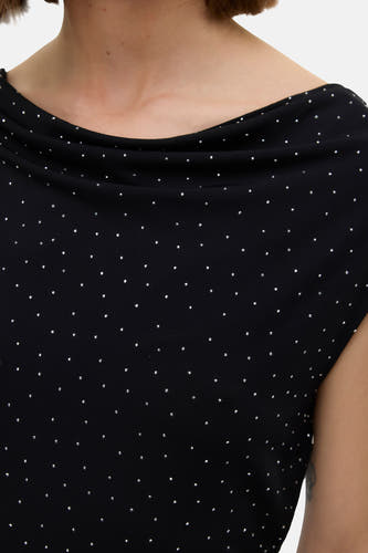 Robe sans manches noire de VERO MODA, avec une ligne de col drapée et des points argentés partout.