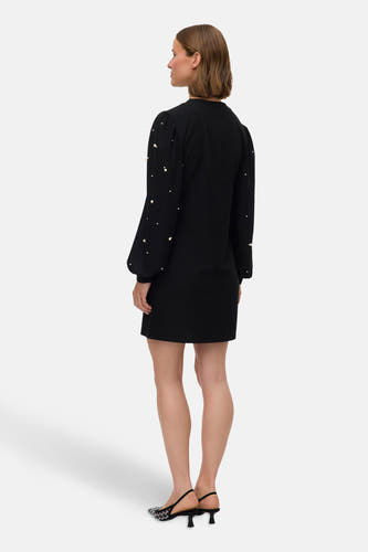 Zwarte jurk met lange mouwen van VERO MODA, versierd met parels, gezien van achteren.