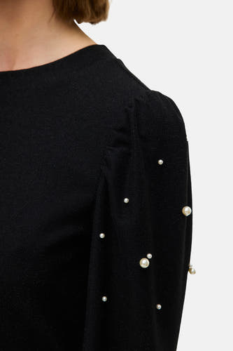 Zwarte jurk met lange mouwen van VERO MODA, versierd met parels op de mouw.