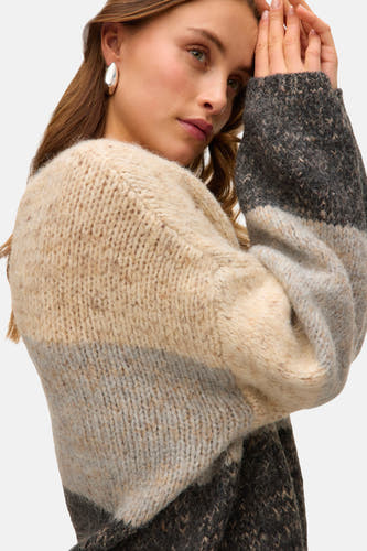 Gilet rond en col en beige VERO MODA®, avec des blocs de couleur rayés et des manches longues.